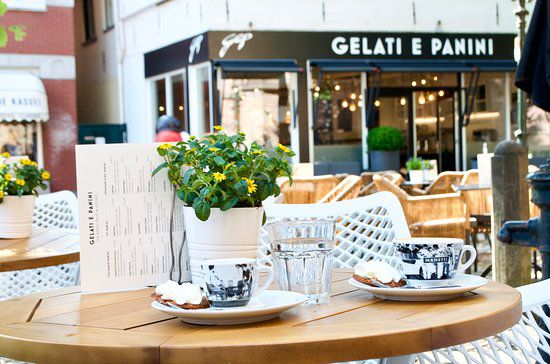 Zonnig terras van Gelati e Panini aan de Molenstraat in Lochem